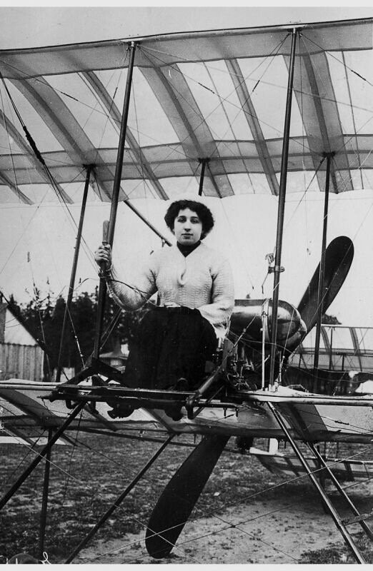 Первая русская летчица Лидия Зверева в самолете «Фарман-4» Москва, 1910 год
