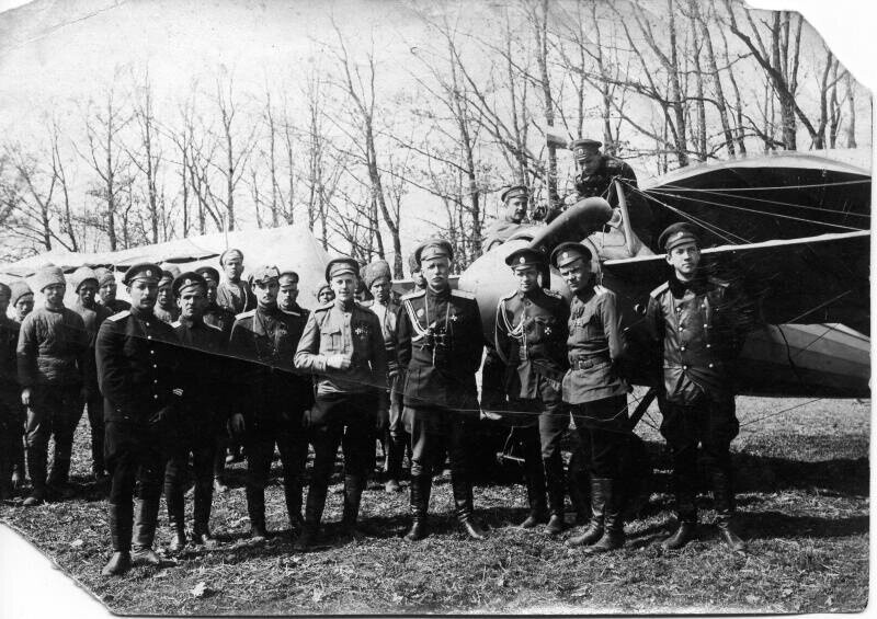 Истребительная авиагруппа у самолета Morane Type I ("Моран-монокок") 30 марта 1917