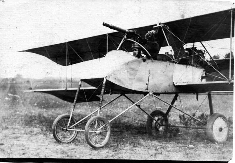 В 1914 был выпущен Voisin III — двухместный одномоторный бомбардировщик-разведчик, нёсший в дополнение к пулемёту до 150 кг бомб.