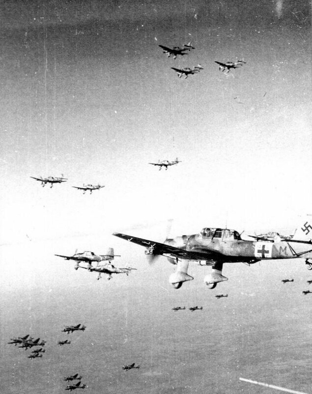 17 сентября 1935 — Состоялся первый полёт немецкого пикирующего бомбардировщика Юнкерс Ju.87 «Штука»
