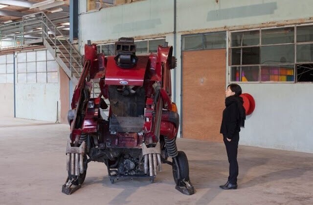 Автомобиль "Форд Фиеста" превратили в робота-трансформера
