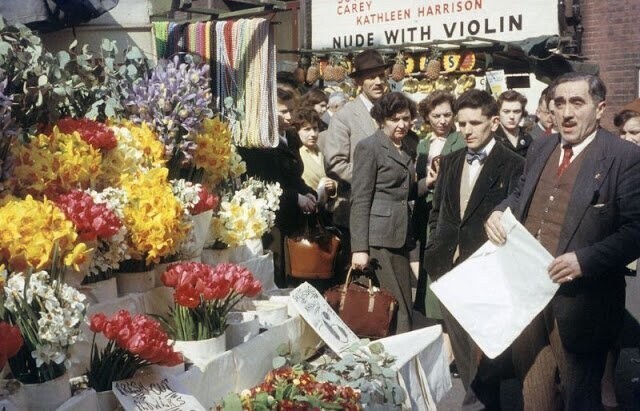 Лондон, Англия, 1956. Плакат, посвященный комедии "Обнаженная со скрипкой"