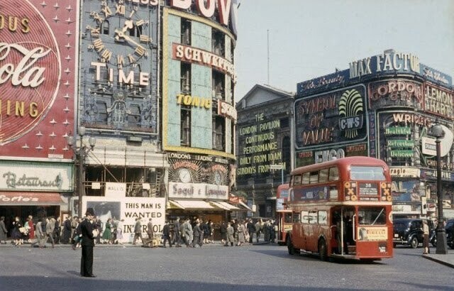 Лондон, Англия, 1950-е. Площадь Пикадилли