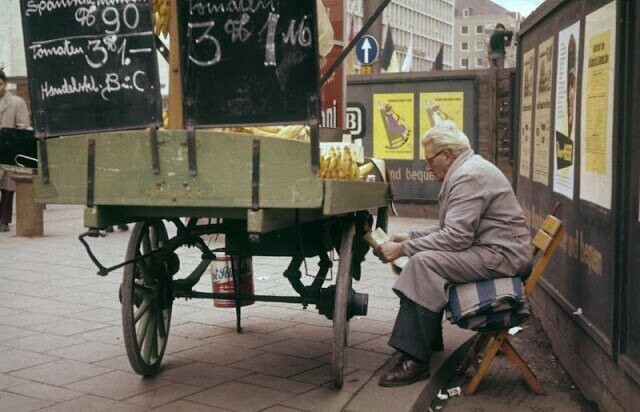 Германия, 1950-е. Продавец фруктов