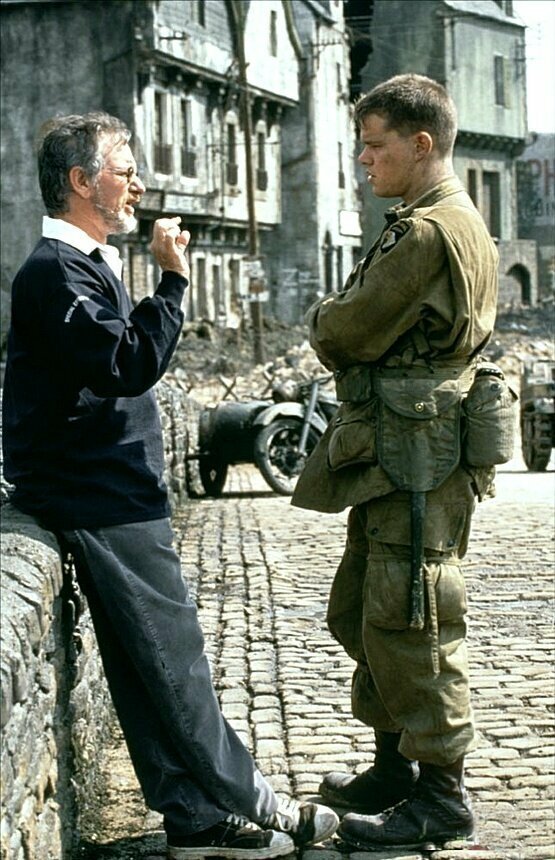 Стивен Спилберг и Мэтт Дэймон  на съемках «Спасти рядового Райана» (1998)