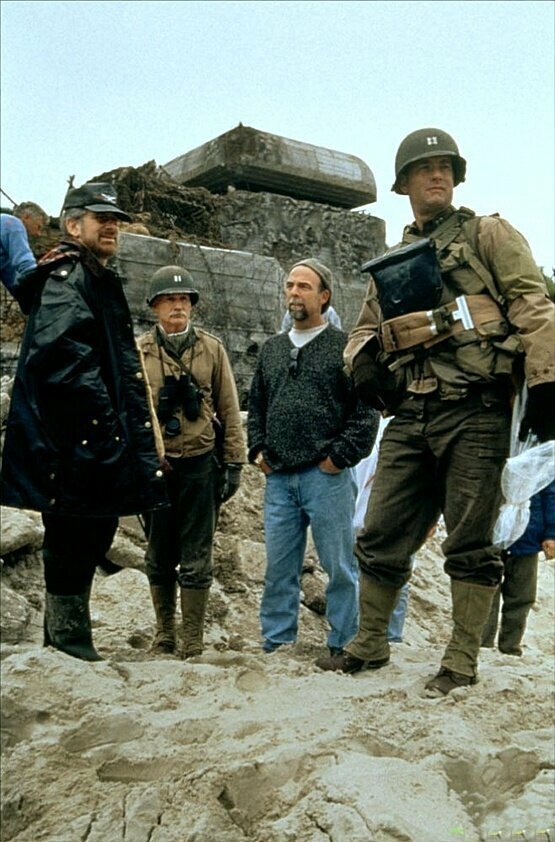 Стивен Спилберг и Том Хэнкс  на съемках «Спасти рядового Райана» (1998)