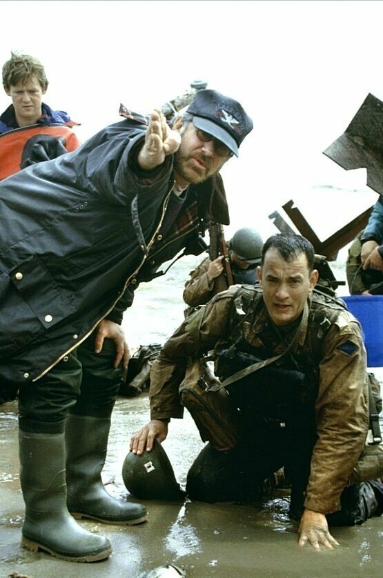 Стивен Спилберг и Том Хэнкс  на съемках «Спасти рядового Райана» (1998)