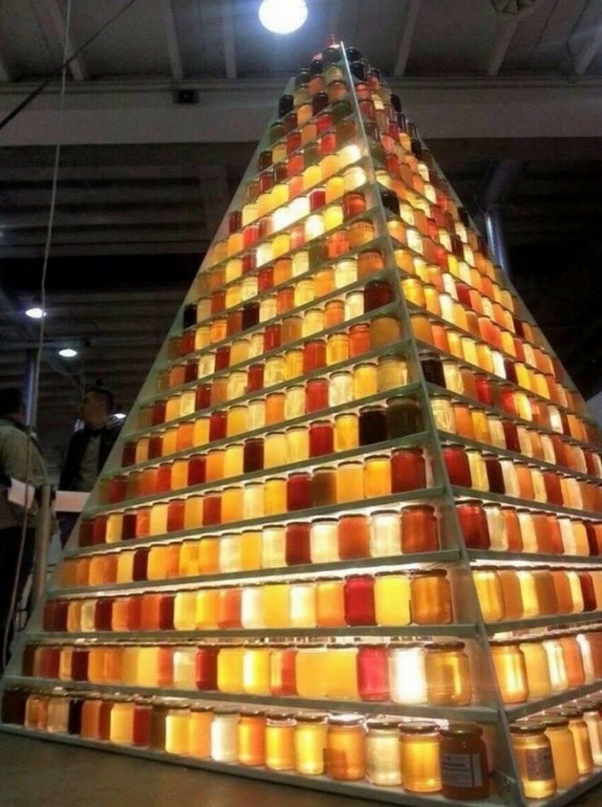 Пчеловоды построили в торговом центре в Лондоне пирамиду из меда, чтобы показать людям все краски этого ценного продукта