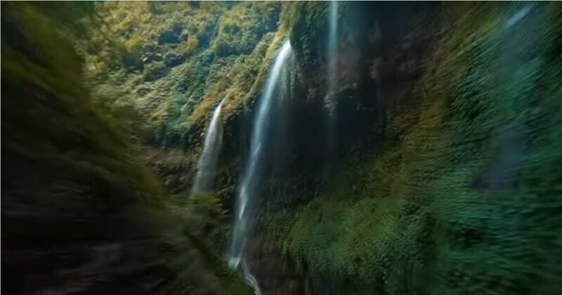 Захватывающая съемка мистического 200-метрового индонезийского водопада с дрона