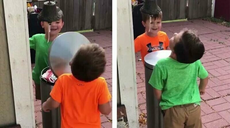 Два мальчика получили настоящее удовольствие от ударов по лицу крышкой мусорного ведра