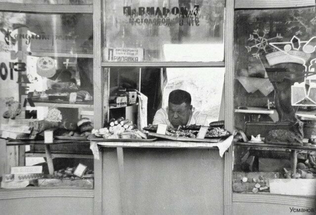 Прикорнувший продавец. Ташкент, 1983 г. Фото В. Усманова.