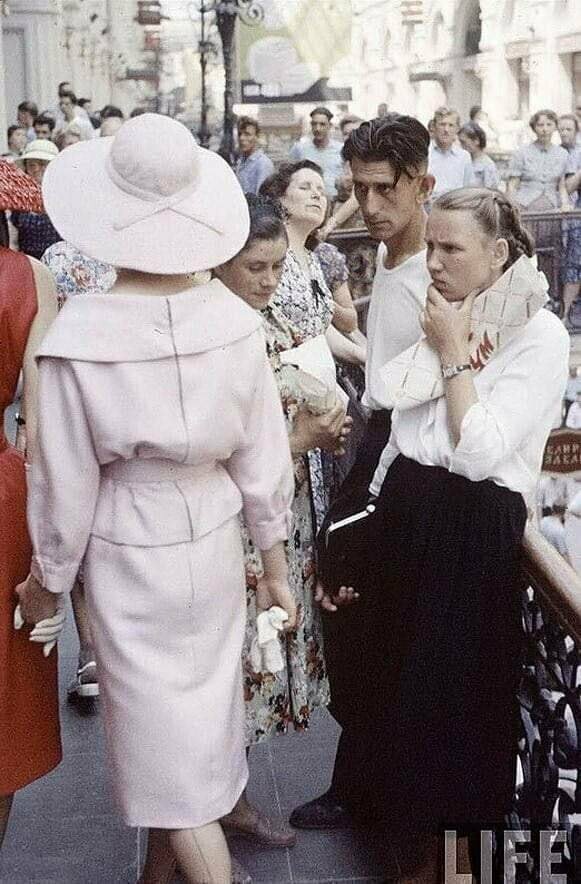 Модели французского дома моды Christian Dior привлекают к себе внимание советских людей во время прогулки по московскому ГУМу. 1959 год