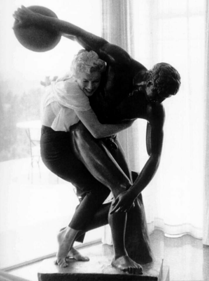 Мэрилин Монро и скульптура "Дискобол", 1956 г.