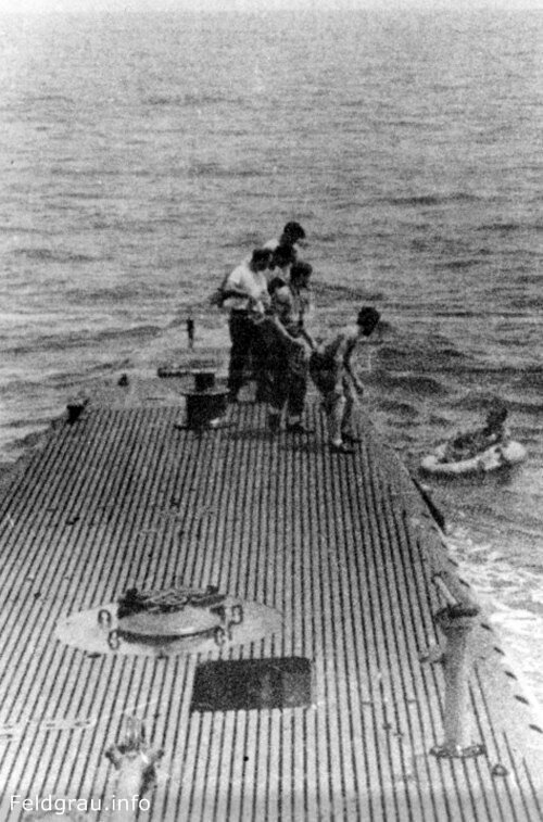 Американская подводная лодка спасает сбитого японцами своего летчика – будущего президента Джорджа Буша-старшего, 1944 год.