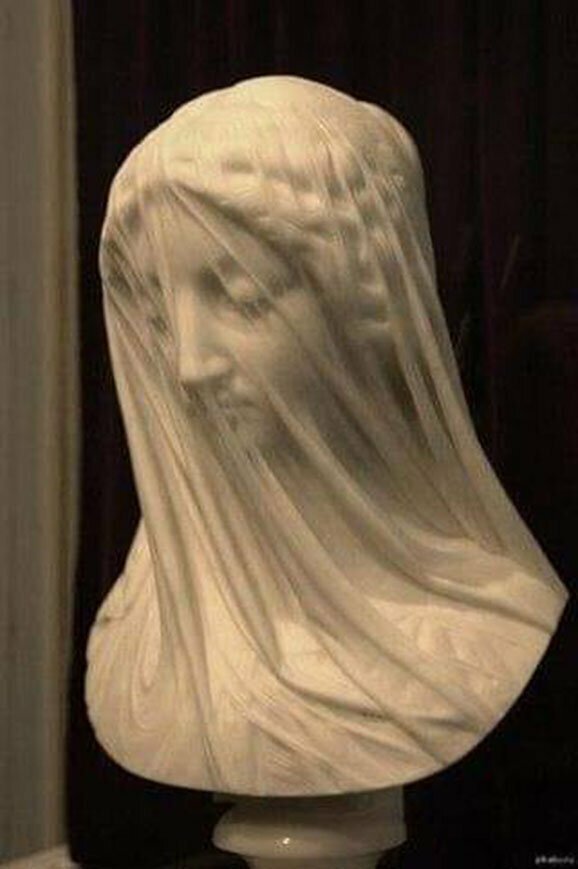 Удивительный эффект мраморной вуали, Дева Мария из мрамора в исполнении Джованни Страцца, середина XIX века.