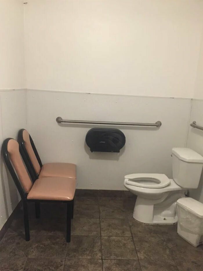 12. Туалет в китайском ресторане. Непонятно, для чего тут зрительный зал
