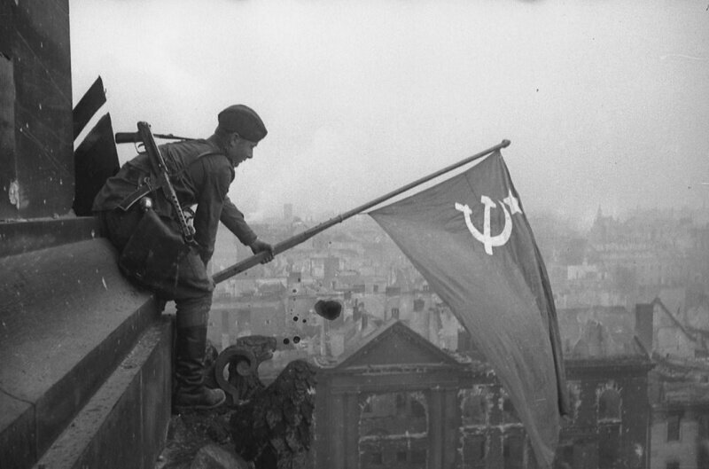 Истории самых известных фото ХХ века: Знамя Победы