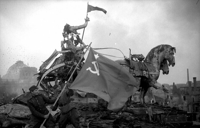 Истории самых известных фото ХХ века: Знамя Победы