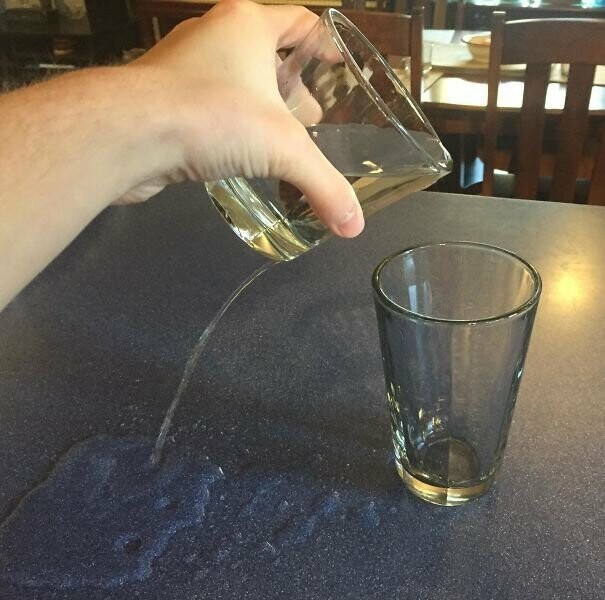 Почему это происходит каждый раз, когда пытаешься перелить жидкость из одного стакана в другой?