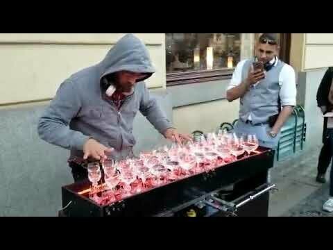 Уличный музыкант заворожил зрителей игрой на бокалах 