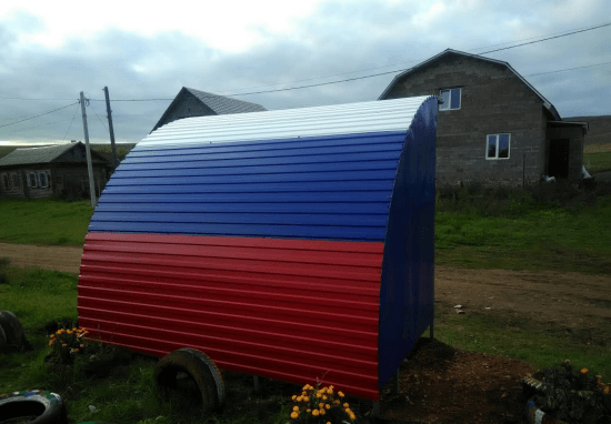 Павильон выкрашен в цвета российского флага