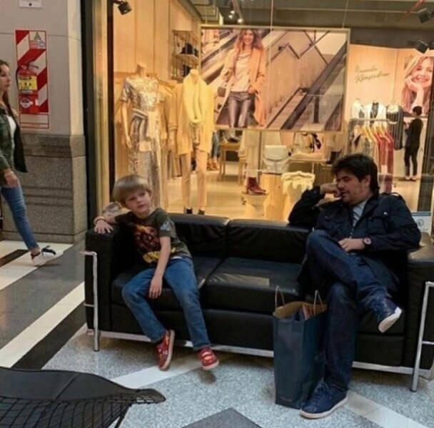 Подборка фотографий мужчин, томящихся в шоппинговом аду