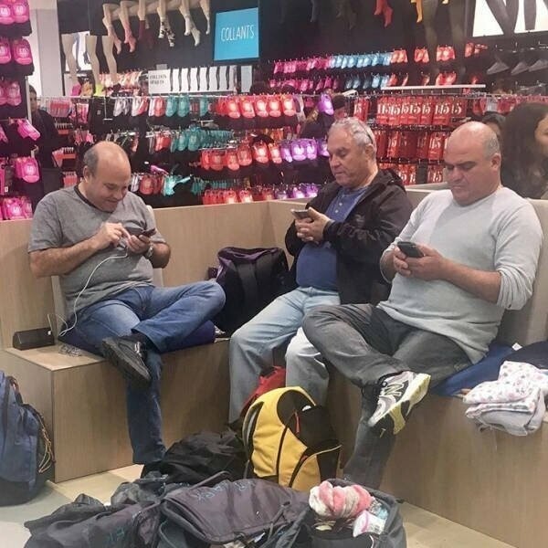 Подборка фотографий мужчин, томящихся в шоппинговом аду