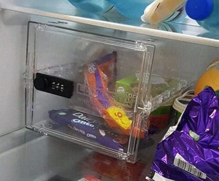 Пара оказалась на грани расставания из-за сейфа в холодильнике