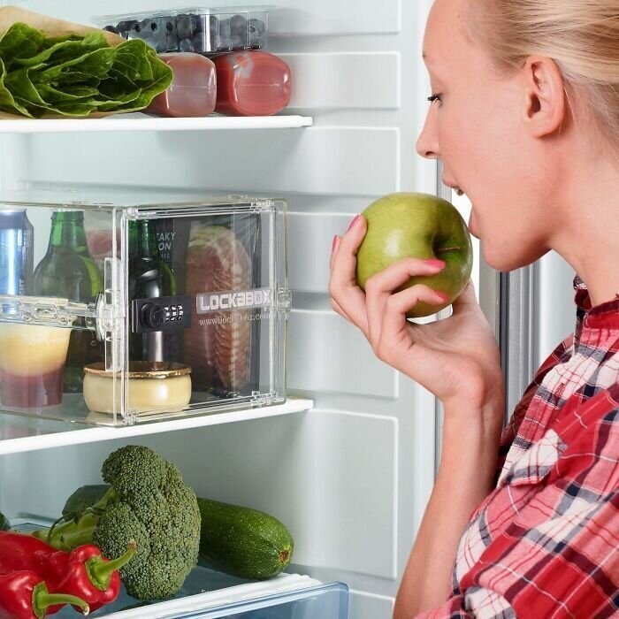 Пара оказалась на грани расставания из-за сейфа в холодильнике