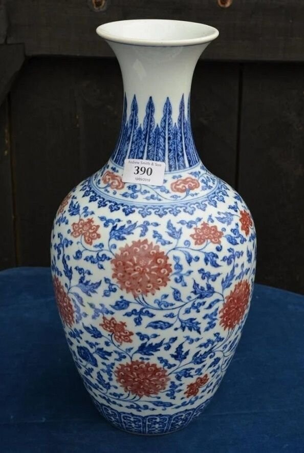 В Великобритании старая китайская ваза ушла с молотка за два миллиона долларов
