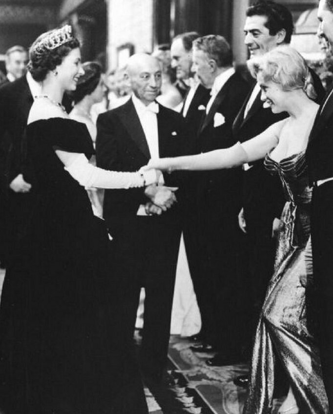 Мэрилин Монро знакомится с королевой Елизаветой Второй в Лондоне, 1956 год