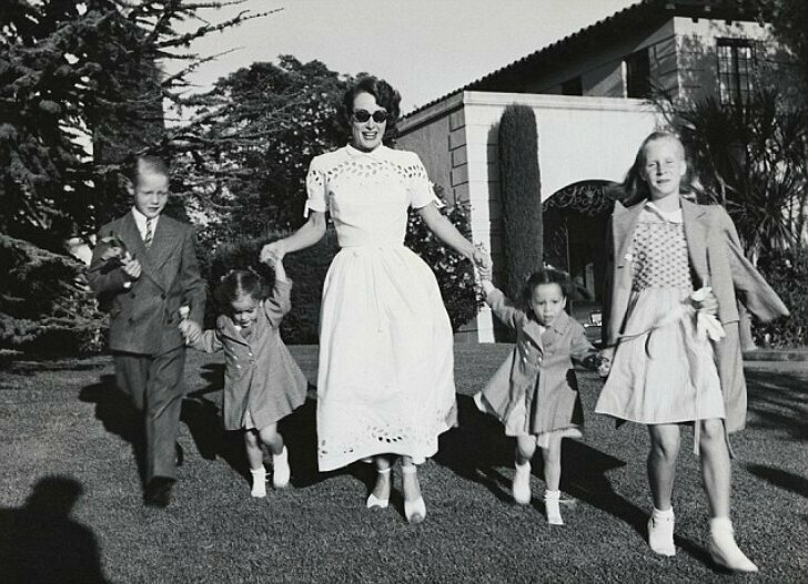 Джоан Кроуфорд с сыном, дочерью и усыновленными девочками-близнецами
