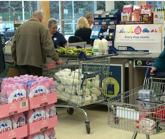 "Я увидел человека, скупающего молоко со скидкой, и теперь не могу отделаться от вопроса о том, что он собирается с ним делать"