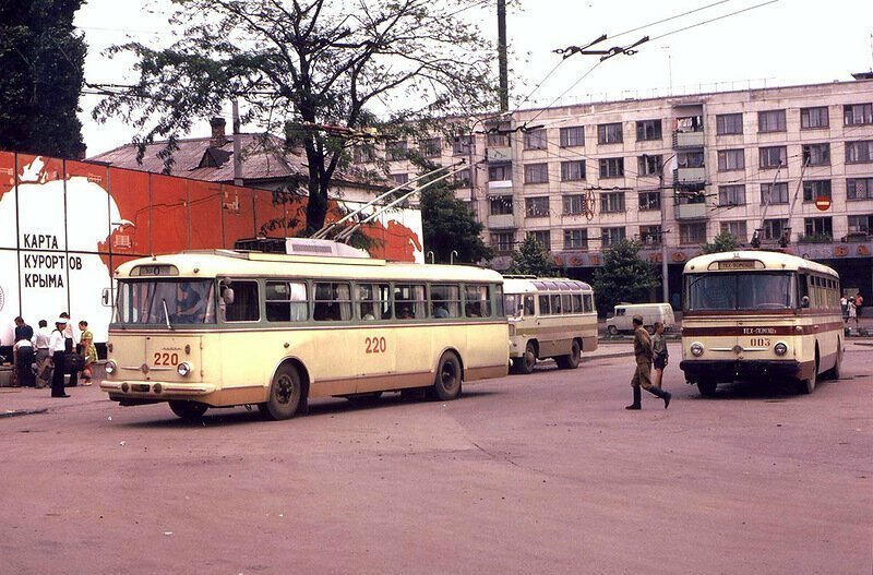 Там же, на станции в Симферополе (автор этого и последующих снимков — Roy Makewell).  Линию обслуживали чехословацкие троллейбусы «Шкода 9Тр».