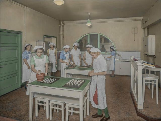 Девочки из частной школы Privata Svenska Flickskolan, Финляндия, на уроке кулинарии, примерно в начале 30-х годов