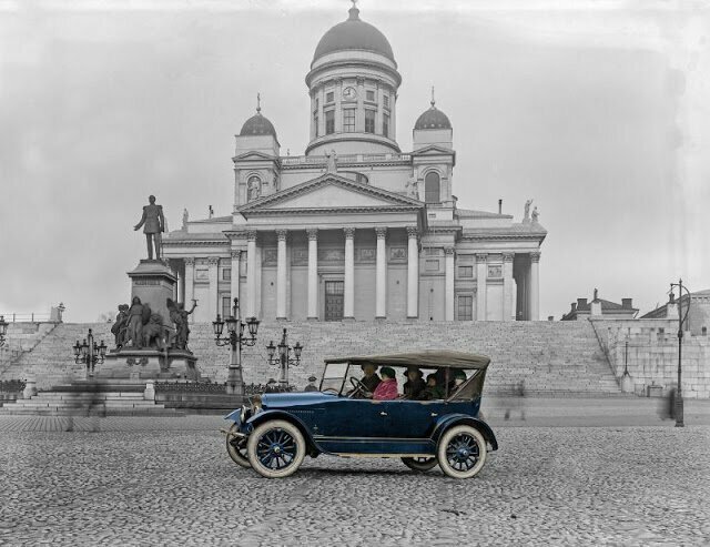 Семейный кабриолет на Сенатской площади, с собором на заднем плане, Хельсинки, 1920 г.
