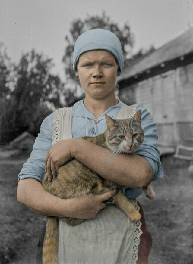Девушка с котом. Автор снимка - финско-шведская поэтесса Эдит Сёдергран, ок. 1910 г.