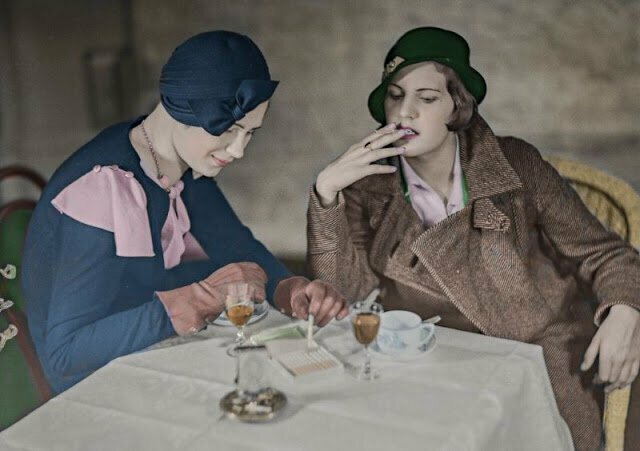 Две молодые дамы в Хельсинки курят и пьют коньяк с кофе в начале 1930-х годов