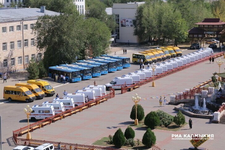 7 ЛиАЗов, 13 школьных автобусов и 27 «скорых» прибыли в Калмыкию