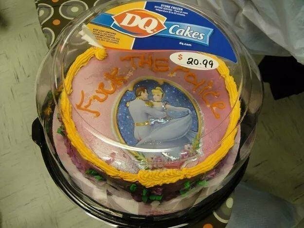 Надпись на торте: "На*** полицию"