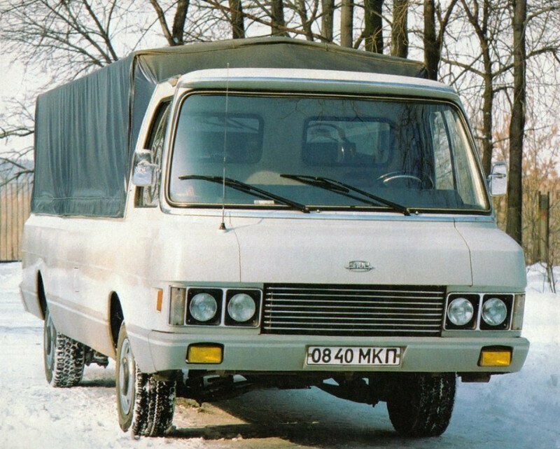 ЗИЛ-3207Г - опытный бортовой грузовой автомобиль грузоподъемностью 2 тн. на базе микроавтобуса "Юность" ЗИЛ-3207, построенный в единственном экземпляре в августе 1992 года