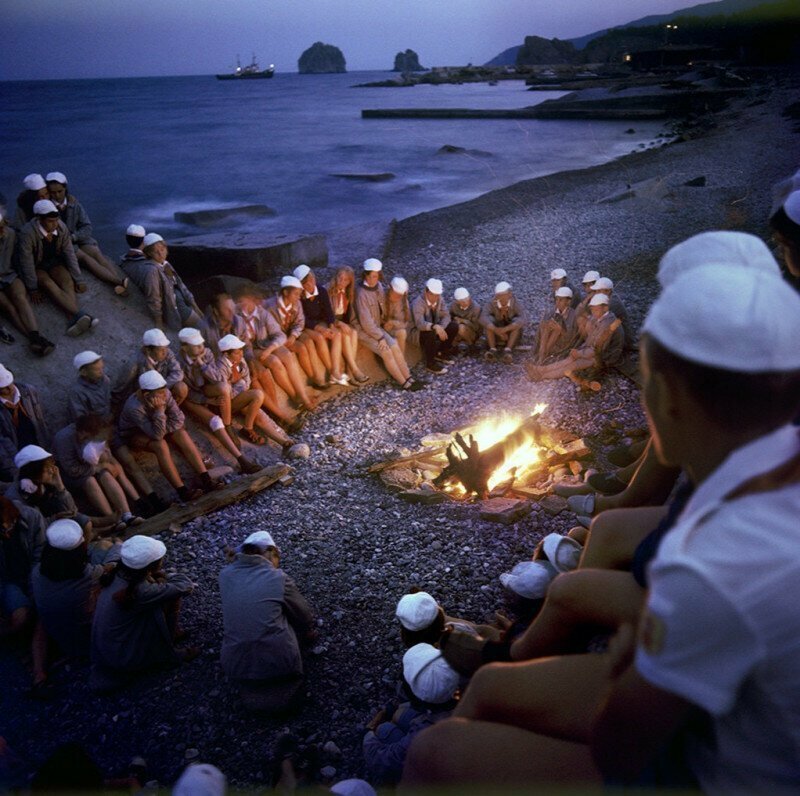 Пионеры лагеря «Артек» у костра на берегу моря, Гурзуф, 1970 год