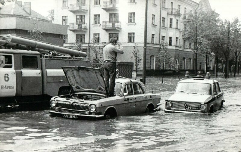 Заглохшее свадебное такси во время потопа. Жениху и невесте не повезло... Великие Луки, август 1987
