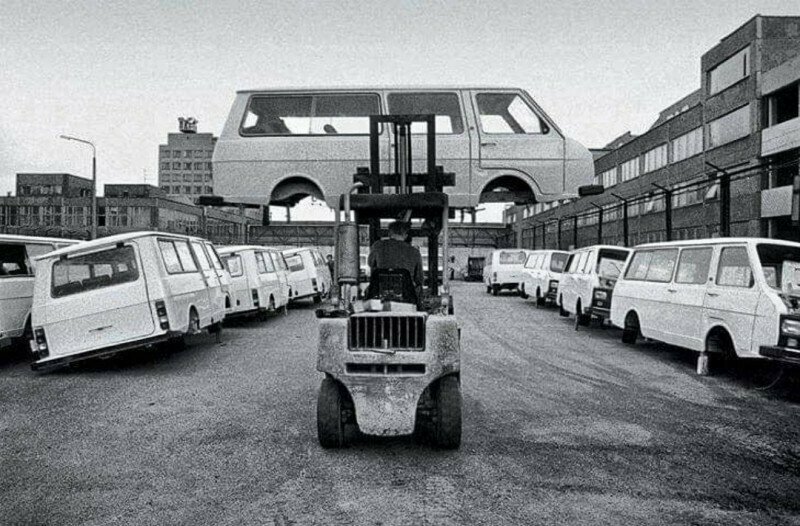 Складирование недоукомплектованных микроавтобусов на заводе РАФ, 1992 год, Елгава