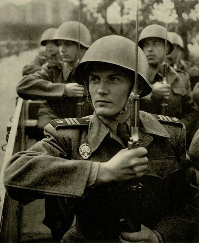 Праздничный военный парад в Праге в 1953 году
