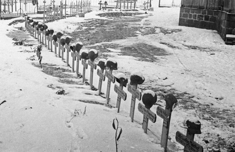 Немецкое кладбище в селе под Сталинградом в 1942 году.