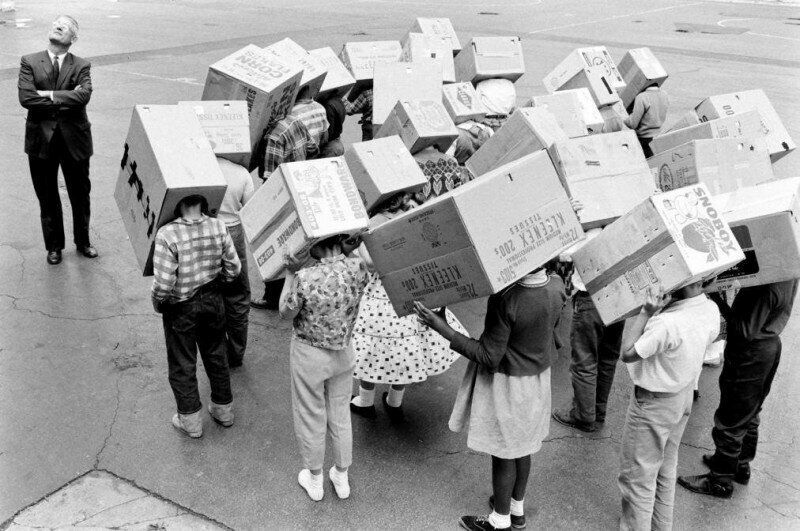 Школьники с учителем ждут солнечного затмения. Штат Иллинойс, США, 1963 год.