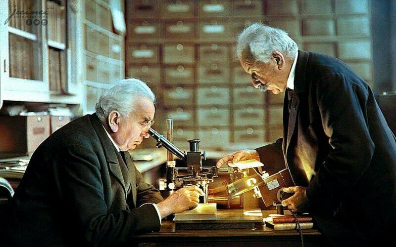 Братья Люмьер в своей лаборатории в Лионе, 1925