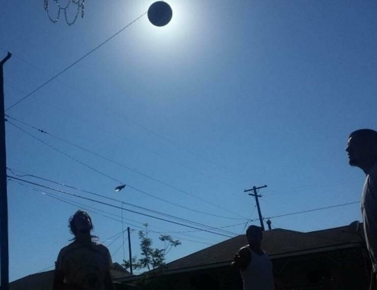 Нет, это не солнечное затмение, а просто удачно сфотографированный баскетбольный мяч