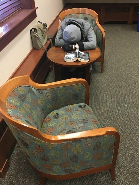 13. «Мой товарищ уснул в библиотеке. Я положил перед ним «50 оттенков серого»